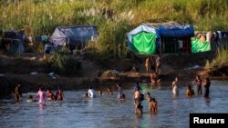 រូបឯកសារ៖ ជនភៀសខ្លួន​ដែល​បាន​ភៀសខ្លួន​ចេញពី​ការប្រយុទ្ធគ្នា​ក្នុង​ប្រទេស​មីយ៉ាន់ម៉ា​ងូតទឹក​ក្នុង​ទន្លេ​នៅ​ជាប់​ព្រំដែន​ថៃ​និង​មីយ៉ាន់ម៉ា ក្នុង​​ក្រុង Mae Sot ដែល​ជា​ក្រុង​មួយ​ស្ថិត​ក្នុង​តំបន់​ព្រំដែន​រវាង​ប្រទេស​ថៃ​និង​ប្រទេស​មីយ៉ាន់ម៉ា កាលពី​ថ្ងៃទី៧ ខែមករា ឆ្នាំ២០២២។