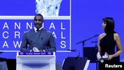 El actor británico Idris Elba pronuncia un discurso junto a su esposa Sabrina D., ambos embajadores de Buena Voluntad del Fondo Internacional de Desarrollo Agrícola de la ONU, al recibir el Premio Crystal 2023 en el Foro Económico Mundial en Davos, Suiza, el 16 de enero de 2023.