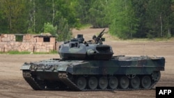 ARCHIVO - Esta foto de archivo tomada el 20 de mayo de 2019 muestra un tanque de batalla principal Leopard 2 A7 de las fuerzas armadas alemanas Bundeswehr.