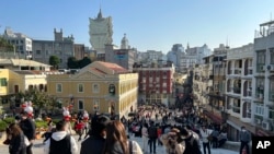 資料照 - 2023農曆新年前後，大陸游客熙熙攘攘擠滿了澳門的大街小巷。