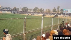 به گفتۀ طالبان، این افراد پس از تصمیم محکمۀ ابتدایی و تایید محکمۀ عالی حکومت این گروه، در محضر عام بین شش تا ۳۹ دره زده شدند.