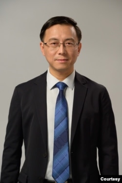 現居美國紐約的時事評論員唐靖遠