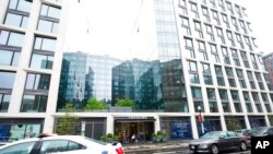 ساختمان عصری در واشنگتن که متهمین در آن زندگی می‌کردند