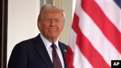 ประธานาธิบดีสหรัฐฯ โดนัลด์ ทรัมป์ ลงนามในคำสั่งฝ่ายบริหารเมื่อวันเสาร์ที่ 1 มี.ค. 2025