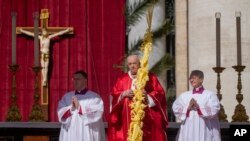 El papa Francisco celebra la Misa del Domingo de Ramos en la Plaza de San Pedro en el Vaticano, el domingo 10 de abril de 2022. (Foto AP/Gregorio Borgia)