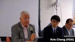 “傳協”董事、前香港電台節目主持人韋安仕（Steve Vines）(左)（美國之音鄭樂捷）