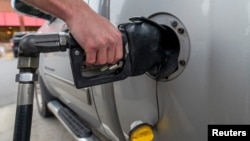 អតិថិជន​ម្នាក់​ចាក់សាំង​រថយន្ត​របស់​ខ្លួន​នៅ​ស្ថានីយ​សាំង​មួយ​កន្លែង​ក្នុង​ទីក្រុង Plains រដ្ឋ Pennsylvania សហរដ្ឋ​អាមេរិក កាលពី​ថ្ងៃទី១៩ ខែតុលា ឆ្នាំ២០២២។