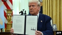 2025年2月13日美國總統特朗普在白宮展示他簽署的關於關稅的行政命令。