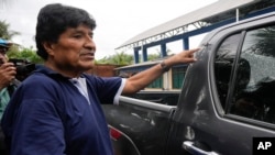 ARCHIVO - El expresidente de Bolivia Evo Morales señala un agujero de bala en su vehículo asegurando que es el resultado de un intento de asesinato contra él, en Lauca N, en la región de Chapare, Bolivia, el 3 de noviembre de 2024.