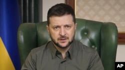 នៅ​ក្នុង​រូបថត​ថត​ពី​វីដេអូ​នេះ ប្រធានាធិបតី​អ៊ុយក្រែន​លោក Volodymyr Zelenskyy ថ្លែង​នៅ​រដ្ឋធានី​កៀវ ប្រទេស​អ៊ុយក្រែន កាល​ពី​ថ្ងៃ​អាទិត្យ​ទី​១០ ខែ​មេសា ឆ្នាំ​២០២២។ (AP)