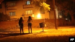 Des professionnelles du sexe dans le quartier rouge de Harare au Zimbabwe, le 12 juin 2020. À mesure que le coronavirus se propage en Afrique, il menace de plus en plus ceux qui gagnent leur vie dans la rue, y compris les professionnel (le) s du sexe.