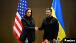 La vicepresidenta de EEUU, Kamala Harris, estrecha la mano del presidente Volodymyr Zelenskyy de Ucrania mientras se reúnen para una conversación bilateral durante la Cumbre sobre la paz en Ucrania, en Stansstad, cerca de Lucerna, Suiza, el sábado 15 de junio de 2024.