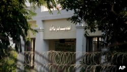 د جماعت احمديه وياند عامر محمود ويلي د دوي مړي د پاکستان جوړيدو نه وړاندى دغه شريکه مقبره کې ښخ دي خو له بده مرغه پاکستان کې د احمديانو په ضد دومره زياته منفي پراپيګنډه شوې چې د عامر محمود په خبره اوس څوک د دوي مړي په قبرونو کي هم نه بخښي