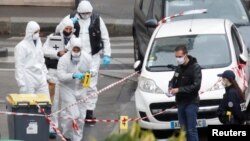 ក្រុមអ្នកជំនាញកោសលវិច្ច័យកំពុងធ្វើការពិនិត្យកន្លែងកើតហេតុនៃករណីវាយប្រហារដោយកាំបិត នៅក្បែរអតីតទីស្នាក់ការកាសែត Charlie Hebdo នៅទីក្រុងប៉ារីស ប្រទេសបារាំង ថ្ងៃទី១៥ ខែកញ្ញា ឆ្នាំ២០២០។