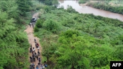 ภาพจากกองทัพไทยที่ถ่ายไว้เมื่อปลายเดือนเมษายน ปี 2021 และเผยแพร่ออกมาเมื่อ 3 พฤษภาคม ปี 2021 แสดงให้เห็นช่วงที่เจ้าหน้าที่ทหารไทยควบคุมตัวผู้อพยพเข้าประเทศผิดกฎหมาย จากจุดที่ไม่มีการเปิดเผยว่าอยู่ที่ใด ตามแนวชายแดนไทย