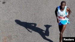 Un coureur au marathon de Nairobi, 26 octobre 2014. ARCHIVES - REUTERS/Noor Khamis