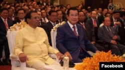 ប្រធានាធិបតី​ស្រីលង្កា លោក ម៉ៃទ្រីប៉ាឡា ស្រ៊ីសេនា (ឆ្វេង) និង​លោក​នាយករដ្ឋមន្ត្រី ហ៊ុន សែន (ស្តាំ) ចូលរួម​ក្នុង​វេទិកា​ធុរកិច្ច កម្ពុជា-ស្រីលង្កា នៅ​សណ្ឋាគារ សូហ្វីតែល ភ្នំពេញ ថ្ងៃទី​ ៧ ខែ សីហា ឆ្នាំ ២០១៩។ (រូប​ថត​ពី​ទំព័រ​ហ្វេសប៊ុក​ផ្លូវការ​របស់​លោក ហ៊ុន សែន)