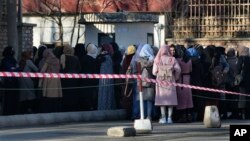 شماری از زنان و دختران معترض که خواهان بازگشایی پوهنتون‌ها در افغانستان استند