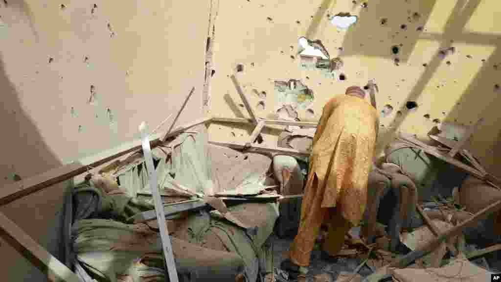 Wani mutum yana duba wani gidan da ya lalace a sanadiyyar rokokin da 'yan Boko Haram suka cilla kan garin Maiduguri a ranar asabar da daddare. Ran lahadi ma, bam ya fashe a kasuwar Kwastam ya raunata mutane hudu, kwana guda bayan da bam ya tashi cikin wani Masallaci ya kashe mutane masu yawan gaske a garin na Maiduguri.