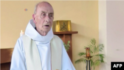 Le Père Jacques Hamel célébrant la messe, le 11 juin 2016, dans l'église de Saint-Etienne-du-Rouvray