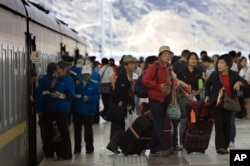 遊客抵達拉薩火車站