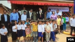 ពិធីសម្ពោធមត្តេយ្យសាលាសហគមន៍ចំនួន៣៣ សម្រាប់ឃុំដាច់ស្រយ៉ាលចំនួន១០ ក្នុងខេត្តរតនគិរី ដែលផ្តូចផ្តើមគំនិត និងឩបត្ថម្ភដោយអង្គការPlan International និងសហភាពអឺរ៉ុប នៅឃុំម៉ាលិក ស្រុកអណ្តូងមាស ខេត្តរតនគិរី។ (ពិន ស៊ីសុវណ្ណ/VOA)