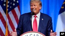 აშშ-ის ყოფილი პრეზიდენტი დონალდ ტრამპი მიმართავს ჩრდილოეთ კაროლინის შტატის რესპუბლიკური პარტიის ყრილობას. გრინსბორო, აშშ. 10 ივნისი, 2023 წ.