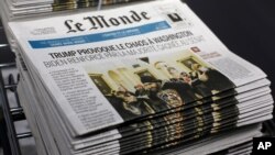 កាសែត​បារាំង Le Monde ដែល​នៅ​លើ​ទំព័រមុខ​មានសេចក្តី​រាយការណ៍​ដែល​មាន​ចំណងជើង​ដែល​បកប្រែ​ជា​ភាសាខ្មែរ​ថា «លោក Trump បង្ក​ចលាចល​នៅក្នុង​រដ្ឋធានី​វ៉ាស៊ីនតោន» ត្រូវបាន​គេ​មើលឃើញ​នៅ​ទីស្នាក់ការ​កណ្តាល​របស់​កាសែត Le Monde នៅ​ទីក្រុង​ប៉ារីស កាលពី​ថ្ងៃទី៧ ខែមករា ឆ្នាំ២០២១។