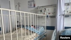 Uno de los niños sobrevivientes de un avión Cessna 206 que se estrelló en la espesa selva en el hospital militar central, en Bogotá, el 10 de junio de 2023.