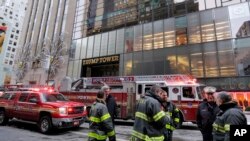 Les sapeurs pompiers à l'immeuble Trump Tower pour neutraliser l'incendie, New York le 8 janvier 2018