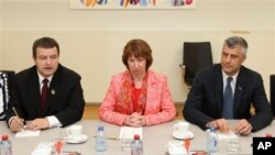 Bivši premijeri Srbije i Kosova, Ivica Dačić i Hašim Tači sa visokom predstavnicom EU za spoljnu politiku Ketrin Ešton u Briselu, 19. aprila 2013. 