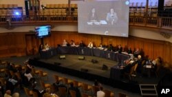 Qalbinur Siddiq (ekranda chap tarafda) Xitoyning uyg'urlarga qarshi zulmi yuzasidan guvohlik bermoqda. London, 4-iyun, 2021. 