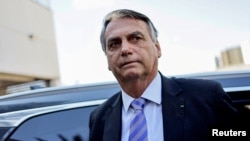 ARCHIVO: El expresidente brasileño Jair Bolsonaro sale de la sede de la Policía Federal después de testificar sobre los disturbios del 8 de enero, en Brasilia, Brasil, el 18 de octubre de 2023.
