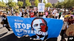 រូបឯកសារ៖ មនុស្ស​ប្រហែល​២៥០នាក់ បាន​ដង្ហែ​ក្បួន​មួយ​​ទៅ​កាន់​ការិយាល័យ​ពង្រឹង​វិធានការ​​​អន្តោប្រវេសន៍​និង​​គយ ដោយ​អាក់​អន់​ចិត្ត​នឹង​គោល​នយោបាយ​អន្តោ​ប្រវេសន៍​របស់​លោក​ប្រធានា​ធិបតី​ បារ៉ាក់ អូបាម៉ា។ ពួក​គេ​ទៅ​ទី​នោះក្នុង​គោល​បំណង​បញ្ឈប់​ការ​បញ្ជូន​ពួក​គេ​ចេញ​ពី​សហរដ្ឋ​អាមេរិក។