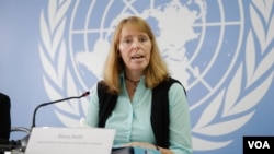 អ្នករាយការណ៍ពិសេសរបស់អង្គការសហប្រជាជាតិទទួលបន្ទុកសិទ្ធិនៅកម្ពុជា រ៉ូណា ស្មីត (Rhona Smith) ថ្លែងទៅកាន់អ្នកសារព័ត៌មាន ក្នុងសន្និសីទព័ត៌មានក្នុងថ្ងៃបញ្ចប់ ដំណើរទស្សនកិច្ចរយៈពេល១០ថ្ងៃនៅកម្ពុជា ធ្វើឡើងក្នុងការិយាល័យឧត្តមស្នងការសហប្រជាជាតិទទួលបន្ទុកសិទ្ធិមនុស្សនៅកម្ពុជាកាលពីថ្ងៃទី១៨ខែសីហាឆ្នាំ២០១៧។ (នៅ វណ្ណារិន/VOA) 