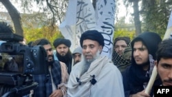 被美國囚禁的阿富汗戰士汗·穆罕默德(中)經由換囚獲釋，他在返抵阿富汗後向媒體發表演說。 (法新社：2025年1月21日)