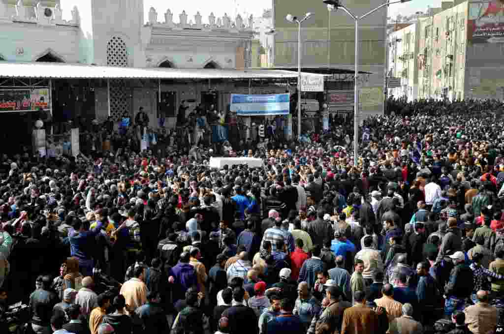 Egyptians carry the coffin of a man killed protests a day earlier in Port Said, Egypt, January 27, 2013.