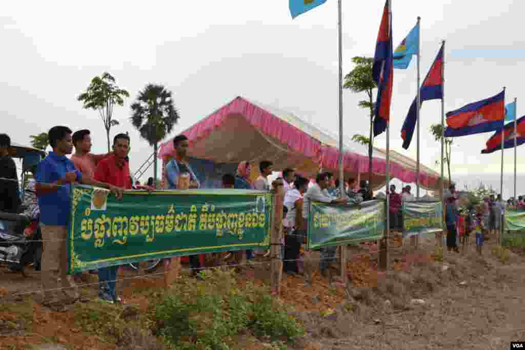 ពលរដ្ឋ​ចូលរួមក្នុង​ការ​ប្រណាំង​រទេះ​សាឡីគោ​នៅ​ឃុំ​រលាំងគ្រើល ស្រុក​សំរោងទោង ខេត្ត​កំពង់ស្ពឺ កាល​ពី​ថ្ងៃ​ទី​០៧ ខែមេសា ឆ្នាំ​២០១៩។ (ណឹម សុភ័ក្រ្តបញ្ញា/VOA)