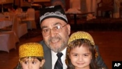 Chikagodagi O'zbek-Amerika Uyushmasi raisi Sirojiddin Nasafiy va jamoa farzandlari