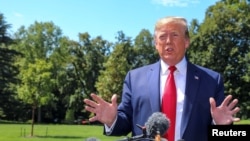 도널드 트럼프 미국 대통령이 21일 백악관 사우스론에서 기자들의 질문에 답하고 있다. 