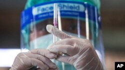 រូបឯកសារ៖ បុគ្គលិក​សុខាភិបាល​ថៃ ត្រៀម​ចាក់​វ៉ាក់សាំង Sinovac បង្ការ​ជំងឺ​កូវីដ១៩ ដល់​ពលរដ្ឋ​ដែល​រស់នៅ​ក្នុង​តំបន់​ទី​ប្រជុំជន ក្នុង​ទីក្រុង​បាងកក​នៃ​ប្រទេស​ថៃ កាលពី​ថ្ងៃទី១៧ ខែមីនា ឆ្នាំ២០២១។