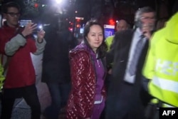 华为技术公司首席财务官孟晚舟2018年12月11日在温哥华的不列颠哥伦比亚省高等法院举行的保释听证会后离开。