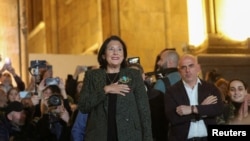 Վրաստանի նախագահ Սալոմե Զուրաբիշվիլին դիմում է բողոքի հանրահավաքի մասնակիցներին։ Թբիլիսի, հոկտեմբերի 28, 2024թ․։