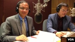 លោកធី​ ហ៊ន់ (រូបខាងឆ្វេង) និង​លោកអ៊ឹម សុធារិទ្ធ អ្នកសម្រប​សម្រួល​កម្ម​វិធីហេឡូវីអូអេ។ 