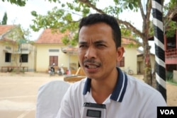 រូបភាព​ឯកសារ៖ លោក ឆន ចាន់ស៊ី អតីត​អ្នក​សារព័ត៌មាន The Cambodia Daily ផ្តល់​បទ​សម្ភាសន៍​ឲ្យ​ VOA នៅក្នុង​ពិធី​បុណ្យសព​របស់​លោក Bernard Krisher ស្ថាបនិក​កាសែត ដឹ ខេមបូឌាដេលី នៅ​ខណ្ឌច្បារអំពៅ រាជធានីភ្នំពេញ នាថ្ងៃទី១៩ ខែមីនា ឆ្នាំ២០១៩។ (កាន់ វិច្ឆិកា\VOA)