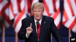 El presidente Donald Trump dice que las acusaciones anunciadas el 16 de febrero de 2018 son prueba de que su campaña no coludió con Rusia.