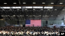 El presidente de EE.UU., Donald Trump, pronuncia un discurso ante el personal militar de los EE. UU. y miembros de las Fuerzas de Defensa de Japón a su llegada a la base aérea de Yokota en las afueras de Tokio, el 5 de noviembre de 2017.