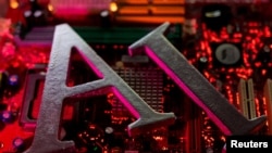 被放置在计算机主板上的AI字母。