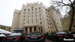Des voitures d'ambassadeurs étrangers stationnées près du bâtiment du ministère russe des Affaires étrangères à Moscou, lors d'un briefing consacré à l'empoisonnement de l'ancien agent russe Sergei Skripal et de sa fille, le 21 mars 2018. REUTERS / Sergei Karpukhin - 