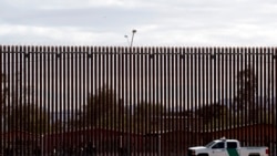 Agentes fronterizos realizan una patrulla, el 5 de abril de 2019, junto a un segmento del muro fronterizo con México situado en el estado de California